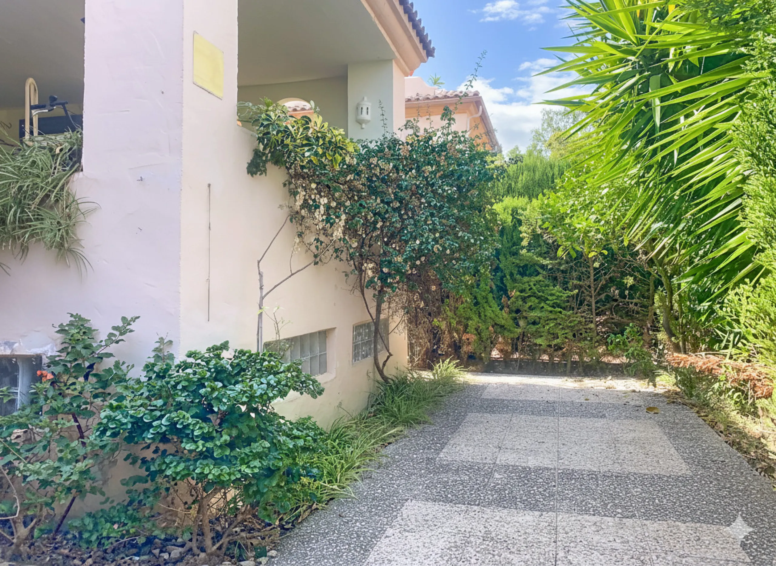 House - Semi-Detached House в продаже в Marbella, Málaga. В доме 4 спален и 4 ванных комнат. Площадь дома 254 м². Площадь участка 246 м²