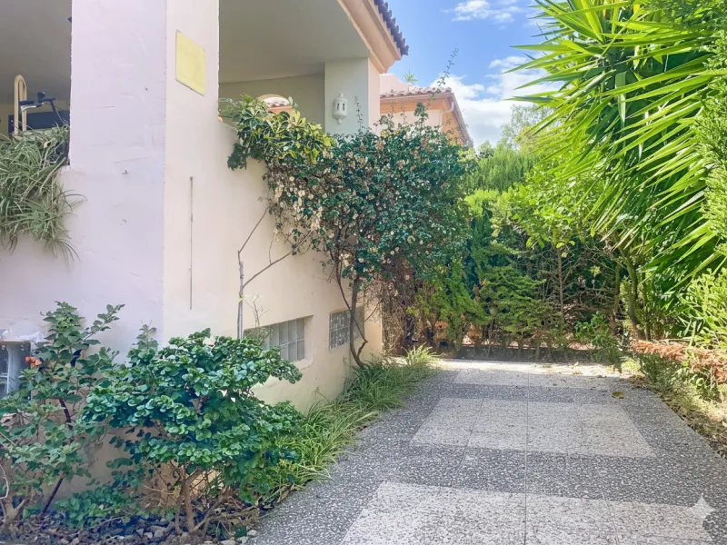 House - Semi-Detached House в продаже в Marbella, Málaga. В доме 4 спален и 4 ванных комнат. Площадь дома 254 м². Площадь участка 246 м²