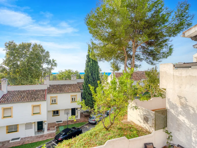 This three-bedroom, south-facing townhouse is set in the sought-after gated community of El Capricho on Marbella's Golden Mile is bursting with potential, offering spacious tropical gardens and two communal swimming pools. Ideally located within walking d