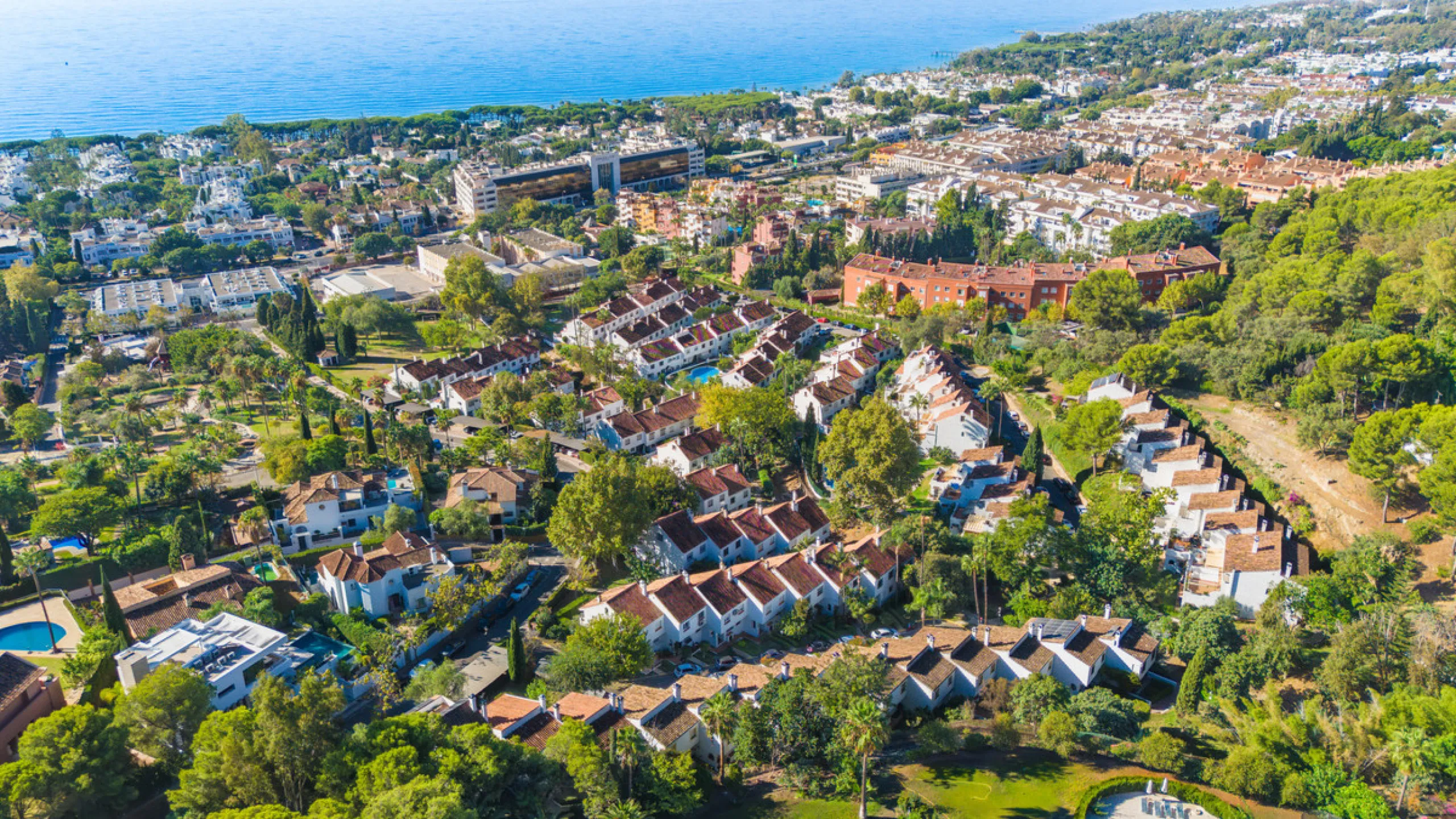This three-bedroom, south-facing townhouse is set in the sought-after gated community of El Capricho on Marbella's Golden Mile is bursting with potential, offering spacious tropical gardens and two communal swimming pools. Ideally located within walking d
