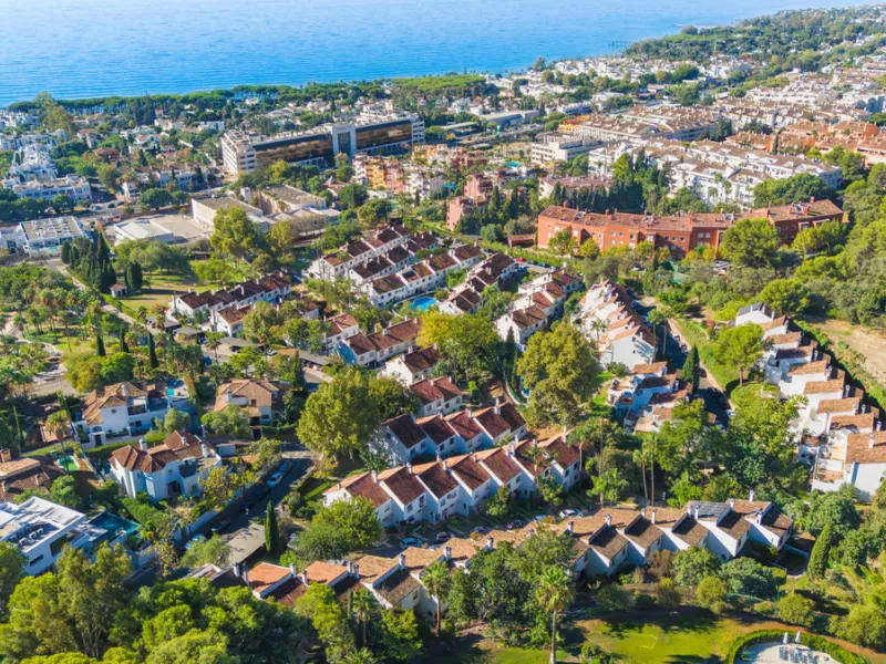 This three-bedroom, south-facing townhouse is set in the sought-after gated community of El Capricho on Marbella's Golden Mile is bursting with potential, offering spacious tropical gardens and two communal swimming pools. Ideally located within walking d