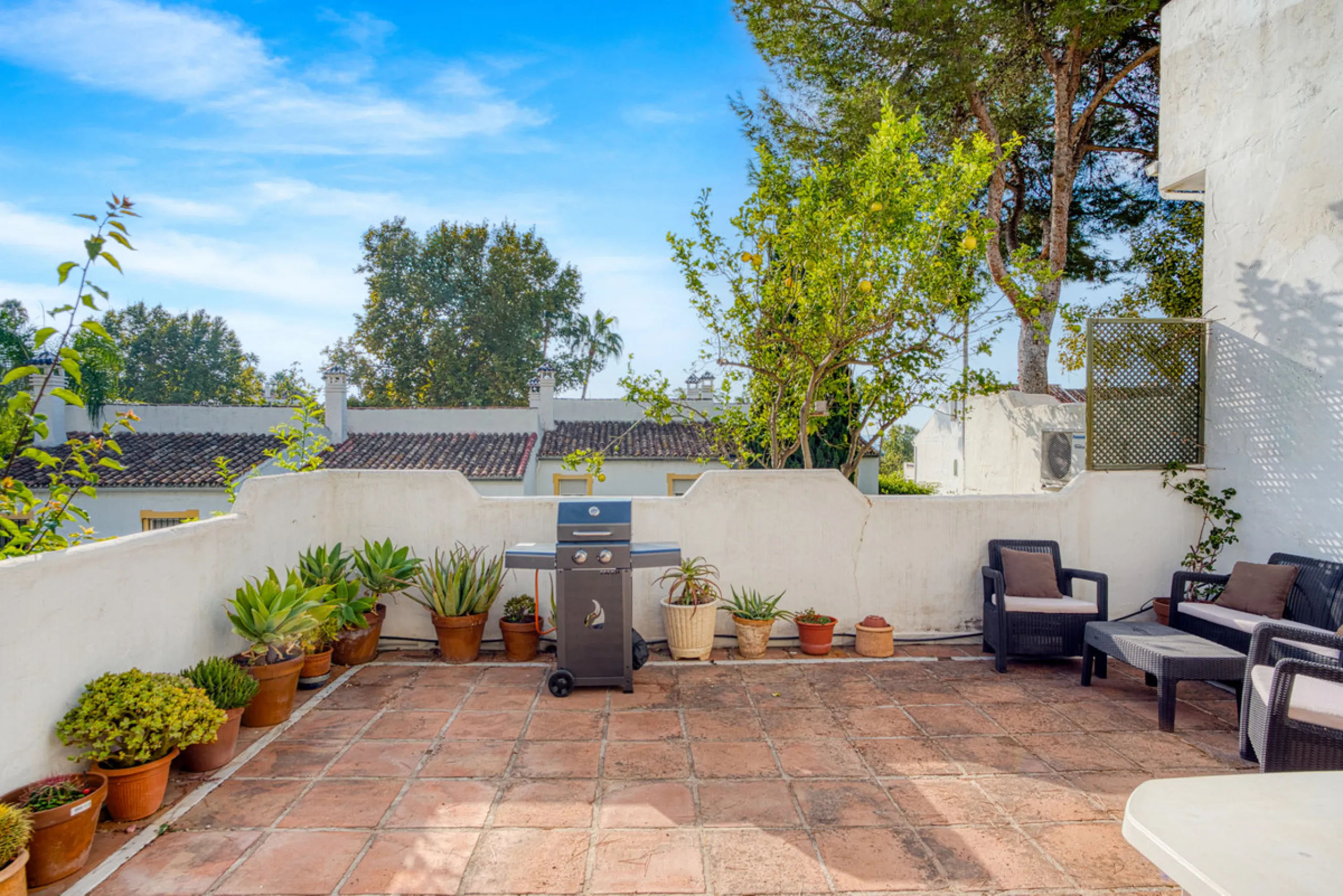 This three-bedroom, south-facing townhouse is set in the sought-after gated community of El Capricho on Marbella's Golden Mile is bursting with potential, offering spacious tropical gardens and two communal swimming pools. Ideally located within walking d