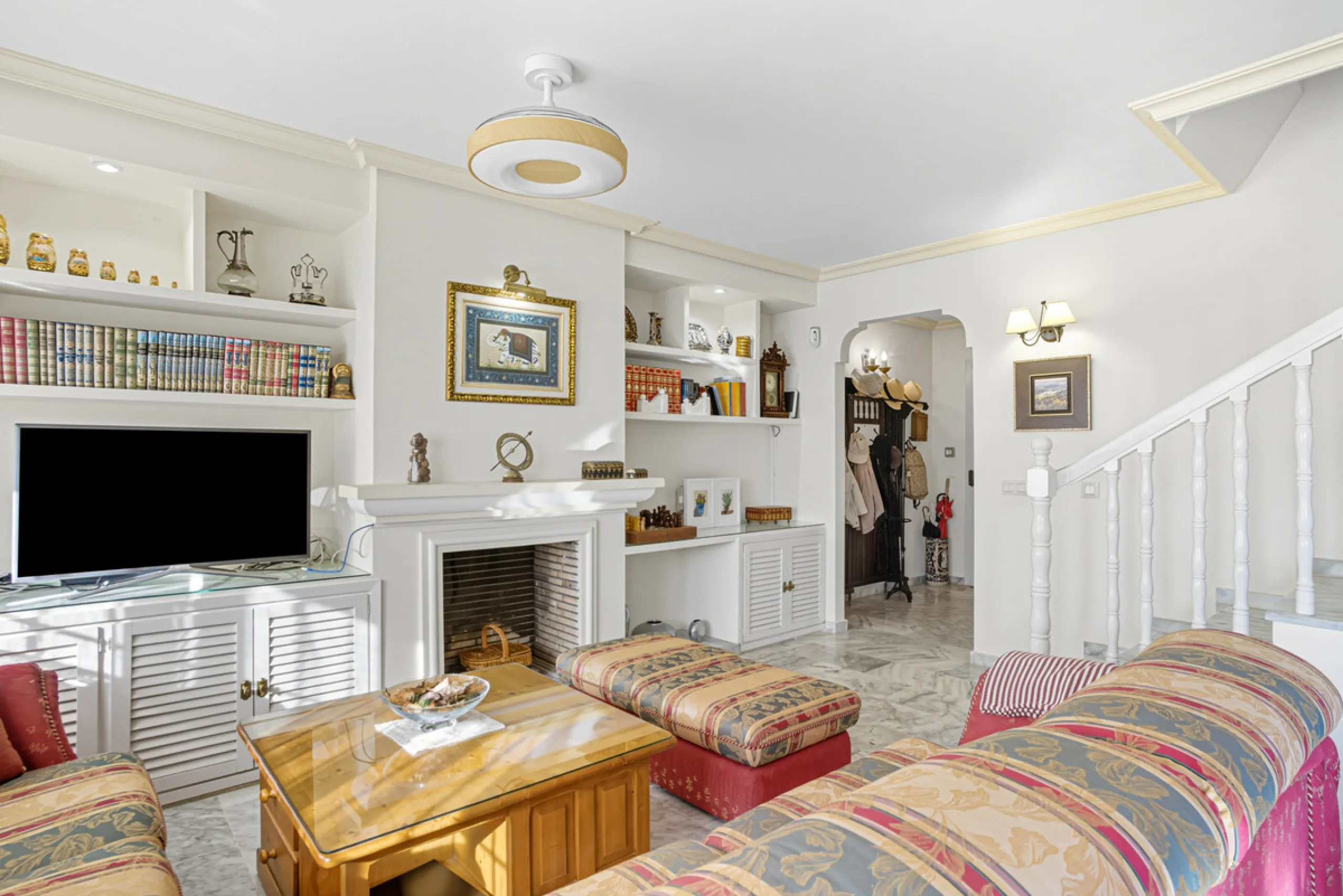 This three-bedroom, south-facing townhouse is set in the sought-after gated community of El Capricho on Marbella's Golden Mile is bursting with potential, offering spacious tropical gardens and two communal swimming pools. Ideally located within walking d