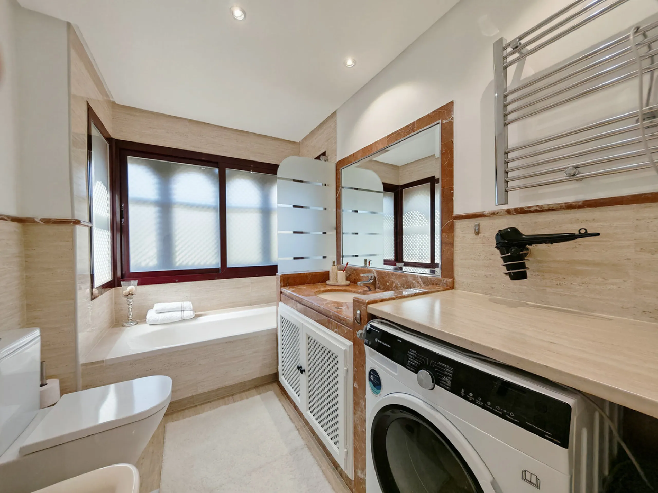 Apartment - Duplex в продаже в Marbella, Málaga. В доме 3 спален и 3 ванных комнат. Площадь дома 270 м²