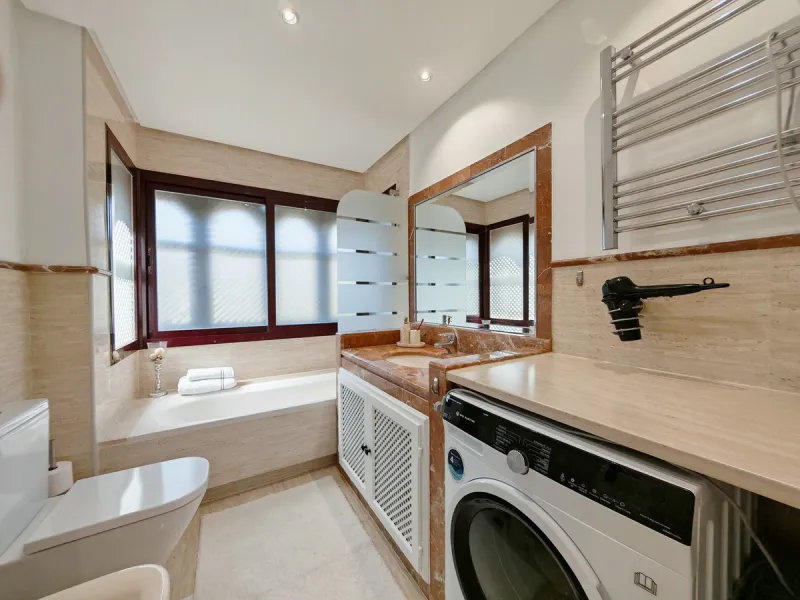 Apartment - Duplex в продаже в Marbella, Málaga. В доме 3 спален и 3 ванных комнат. Площадь дома 270 м²