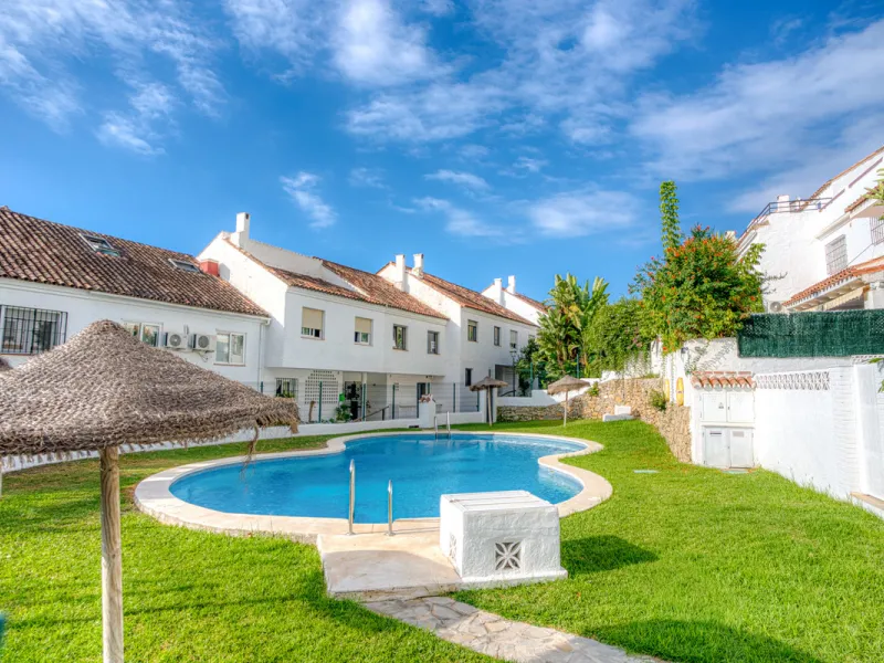 This three-bedroom, south-facing townhouse is set in the sought-after gated community of El Capricho on Marbella's Golden Mile is bursting with potential, offering spacious tropical gardens and two communal swimming pools. Ideally located within walking d
