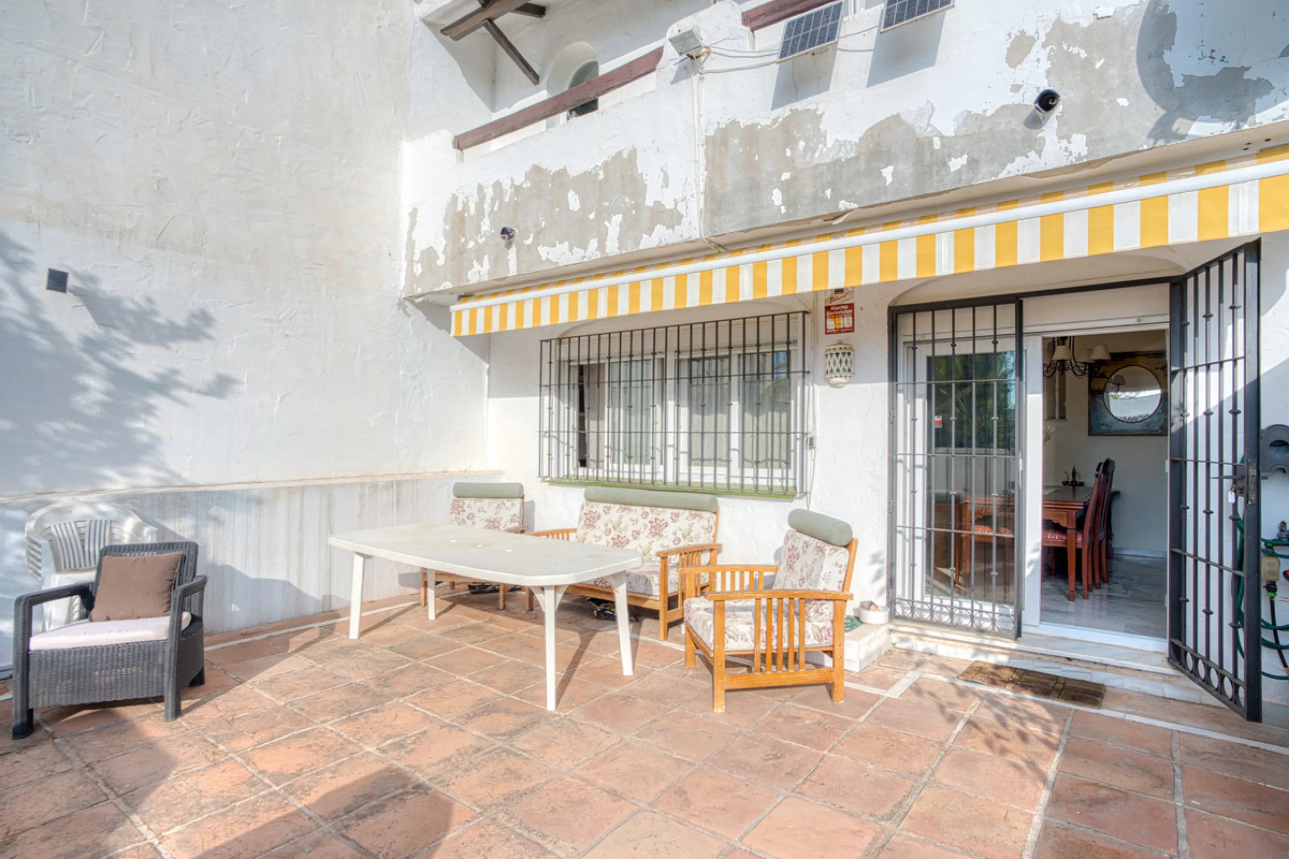 This three-bedroom, south-facing townhouse is set in the sought-after gated community of El Capricho on Marbella's Golden Mile is bursting with potential, offering spacious tropical gardens and two communal swimming pools. Ideally located within walking d