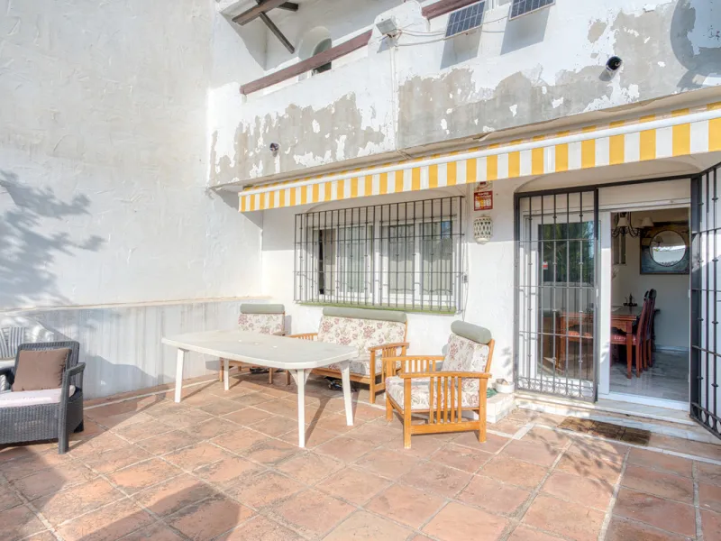 This three-bedroom, south-facing townhouse is set in the sought-after gated community of El Capricho on Marbella's Golden Mile is bursting with potential, offering spacious tropical gardens and two communal swimming pools. Ideally located within walking d