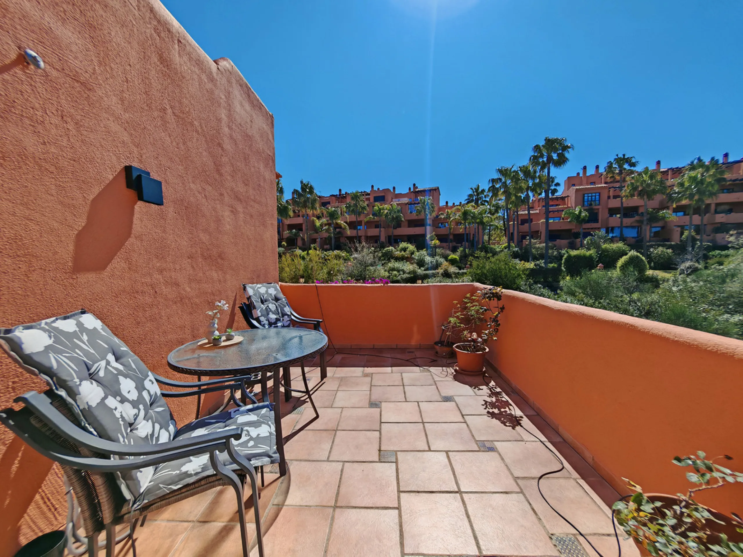 Apartment - Duplex в продаже в Marbella, Málaga. В доме 3 спален и 3 ванных комнат. Площадь дома 270 м²
