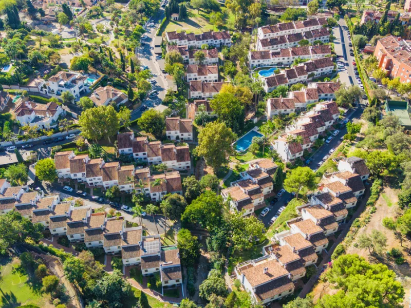 This three-bedroom, south-facing townhouse is set in the sought-after gated community of El Capricho on Marbella's Golden Mile is bursting with potential, offering spacious tropical gardens and two communal swimming pools. Ideally located within walking d