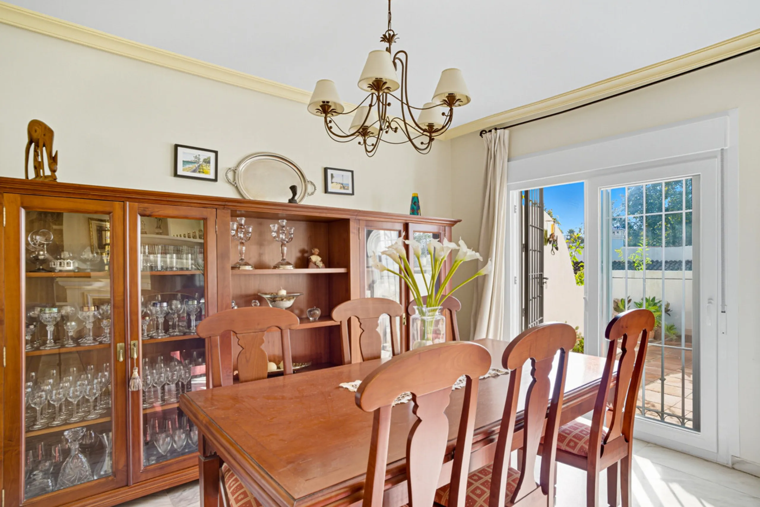 This three-bedroom, south-facing townhouse is set in the sought-after gated community of El Capricho on Marbella's Golden Mile is bursting with potential, offering spacious tropical gardens and two communal swimming pools. Ideally located within walking d