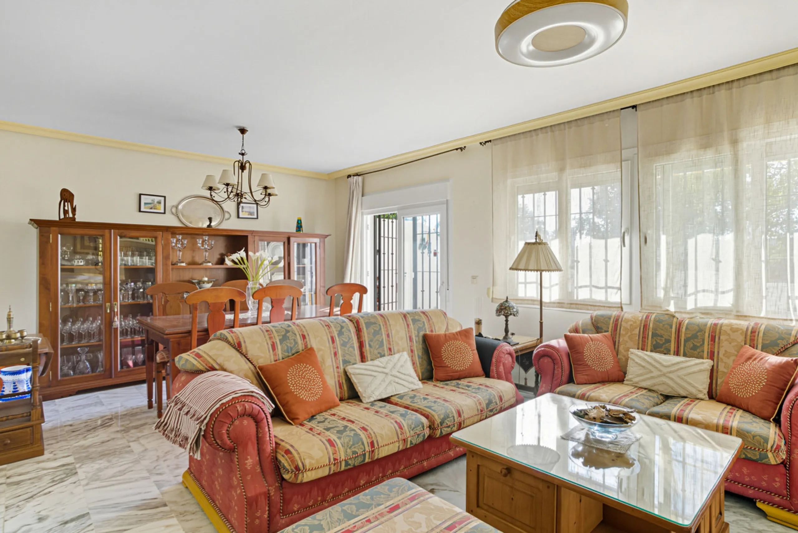 This three-bedroom, south-facing townhouse is set in the sought-after gated community of El Capricho on Marbella's Golden Mile is bursting with potential, offering spacious tropical gardens and two communal swimming pools. Ideally located within walking d
