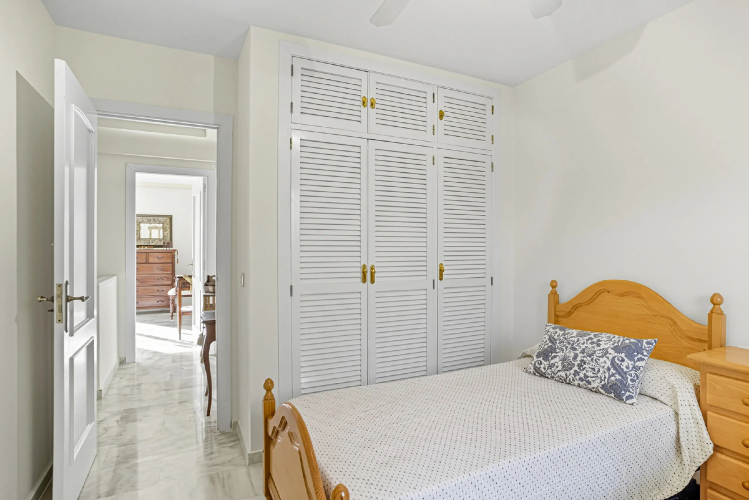 This three-bedroom, south-facing townhouse is set in the sought-after gated community of El Capricho on Marbella's Golden Mile is bursting with potential, offering spacious tropical gardens and two communal swimming pools. Ideally located within walking d