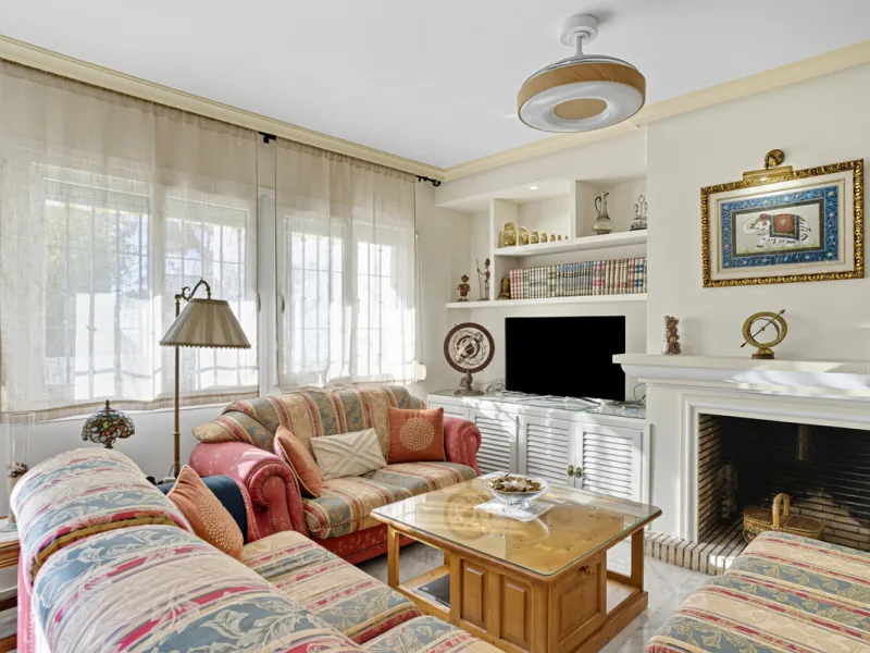 This three-bedroom, south-facing townhouse is set in the sought-after gated community of El Capricho on Marbella's Golden Mile is bursting with potential, offering spacious tropical gardens and two communal swimming pools. Ideally located within walking d