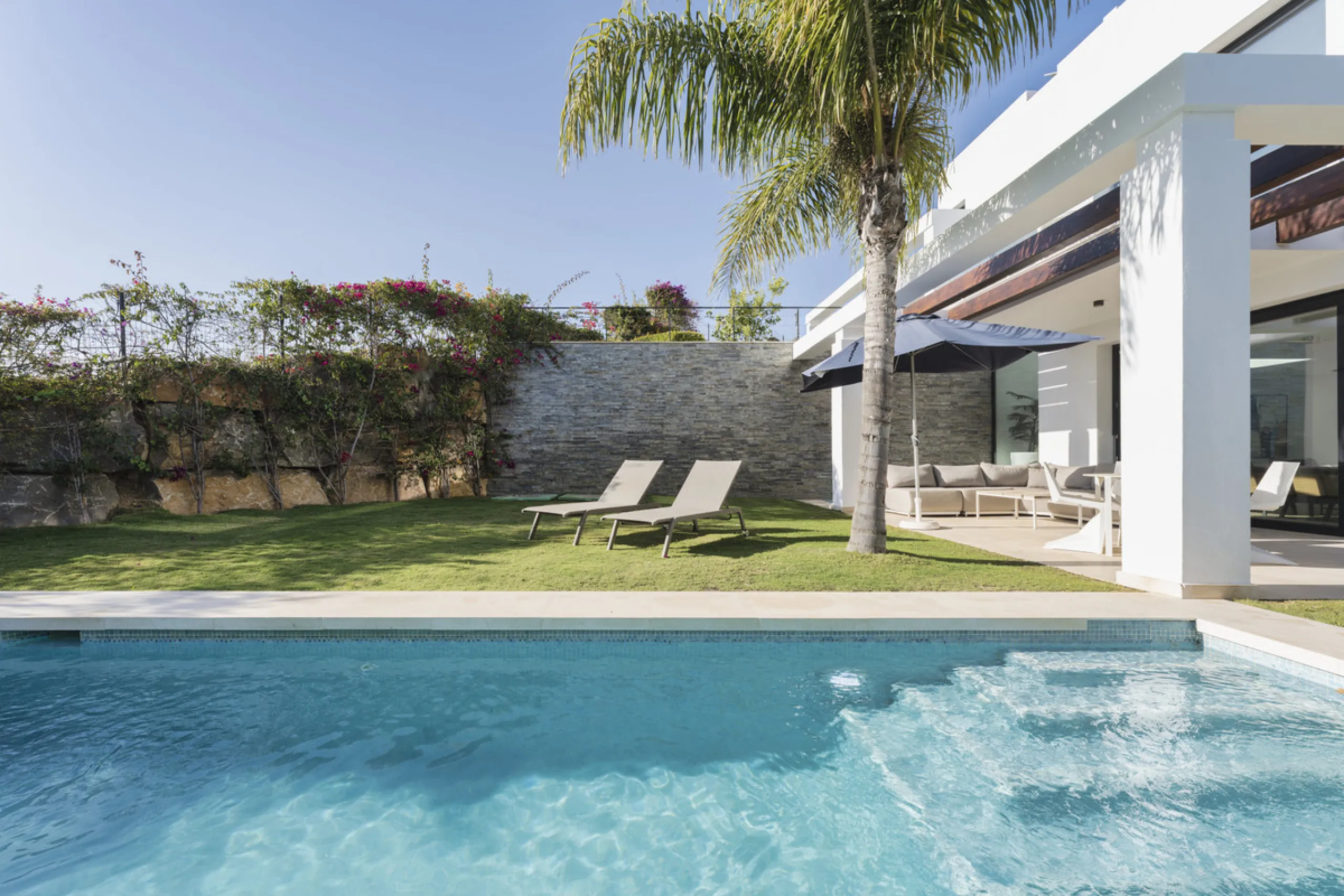 House - Semi-Detached House в продаже в Marbella, Málaga. В доме 5 спален и 5 ванных комнат. Площадь дома 310 м². Площадь участка 360 м²