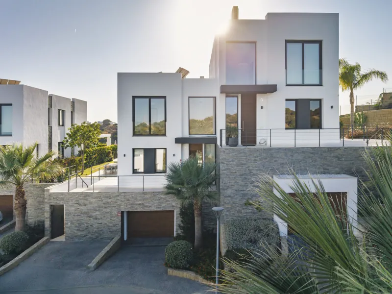 House - Semi-Detached House в продаже в Marbella, Málaga. В доме 5 спален и 5 ванных комнат. Площадь дома 310 м². Площадь участка 360 м²