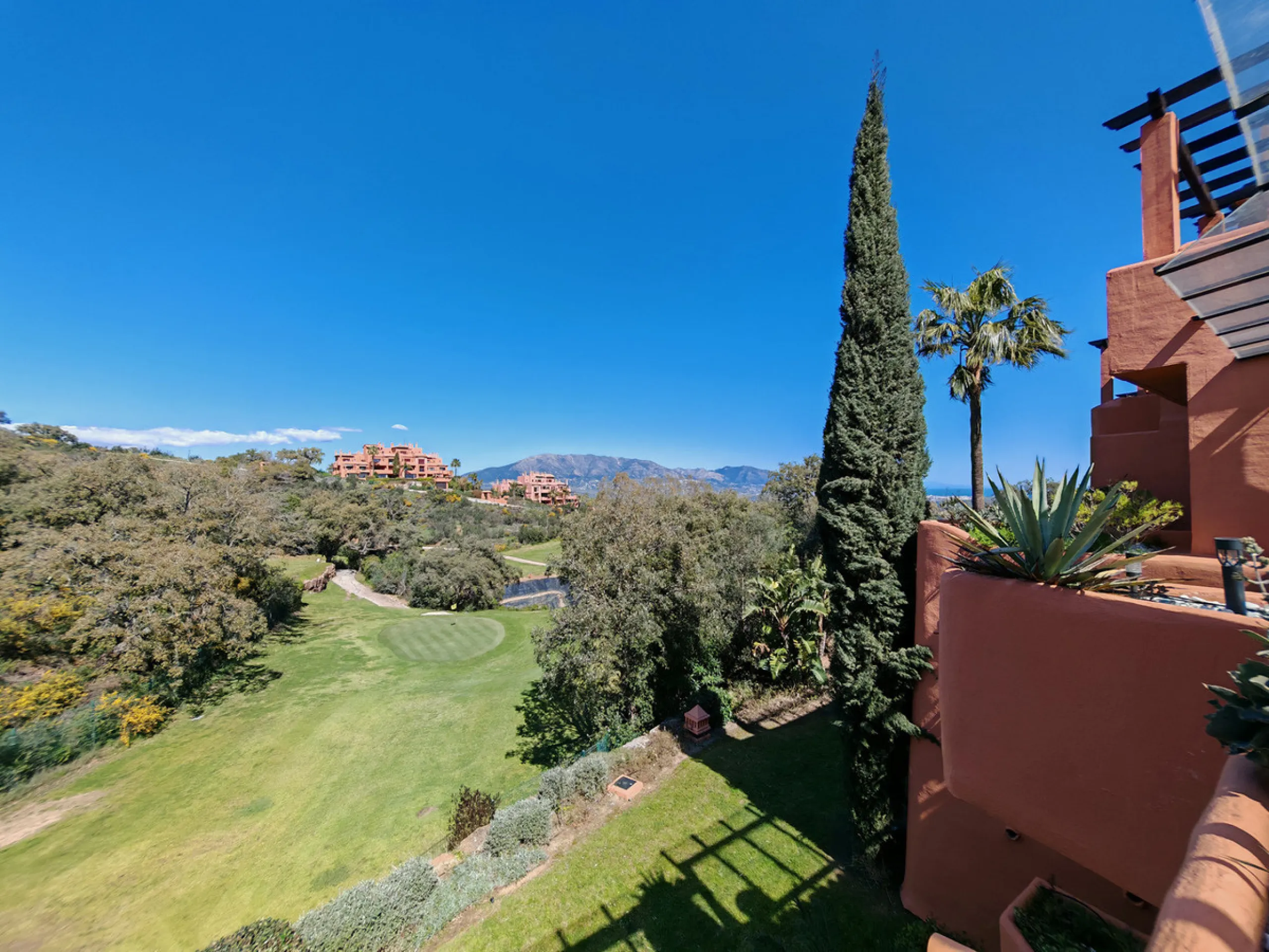 Apartment - Duplex в продаже в Marbella, Málaga. В доме 3 спален и 3 ванных комнат. Площадь дома 270 м²