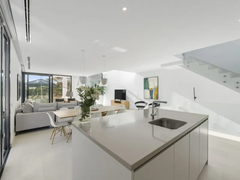 House - Semi-Detached House в продаже в Marbella, Málaga. В доме 5 спален и 5 ванных комнат. Площадь дома 310 м². Площадь участка 360 м²