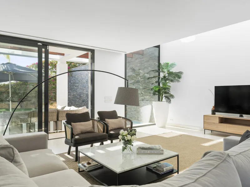 House - Semi-Detached House в продаже в Marbella, Málaga. В доме 5 спален и 5 ванных комнат. Площадь дома 310 м². Площадь участка 360 м²
