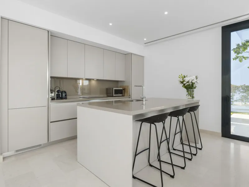 House - Semi-Detached House в продаже в Marbella, Málaga. В доме 5 спален и 5 ванных комнат. Площадь дома 310 м². Площадь участка 360 м²