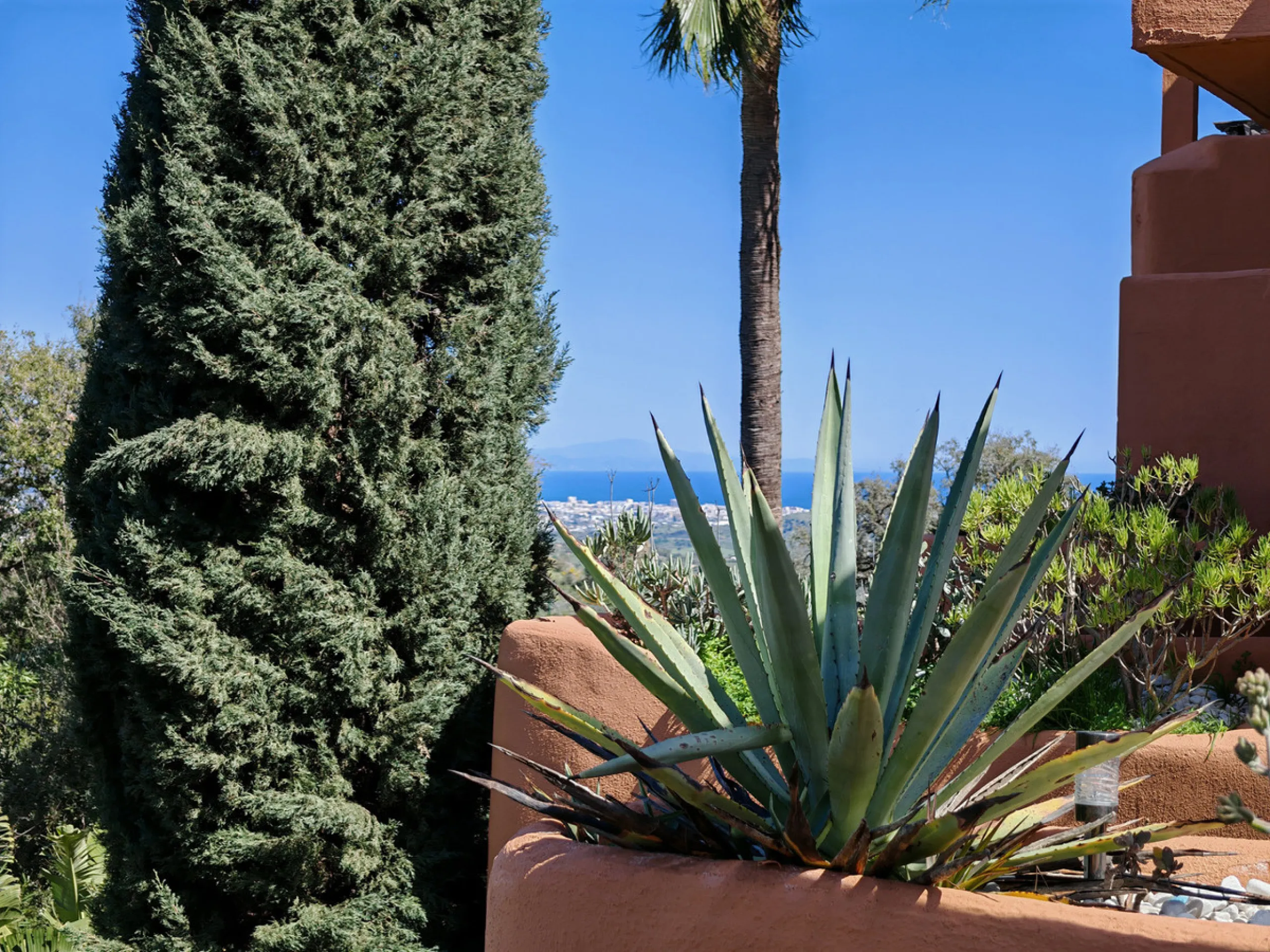 Apartment - Duplex в продаже в Marbella, Málaga. В доме 3 спален и 3 ванных комнат. Площадь дома 270 м²