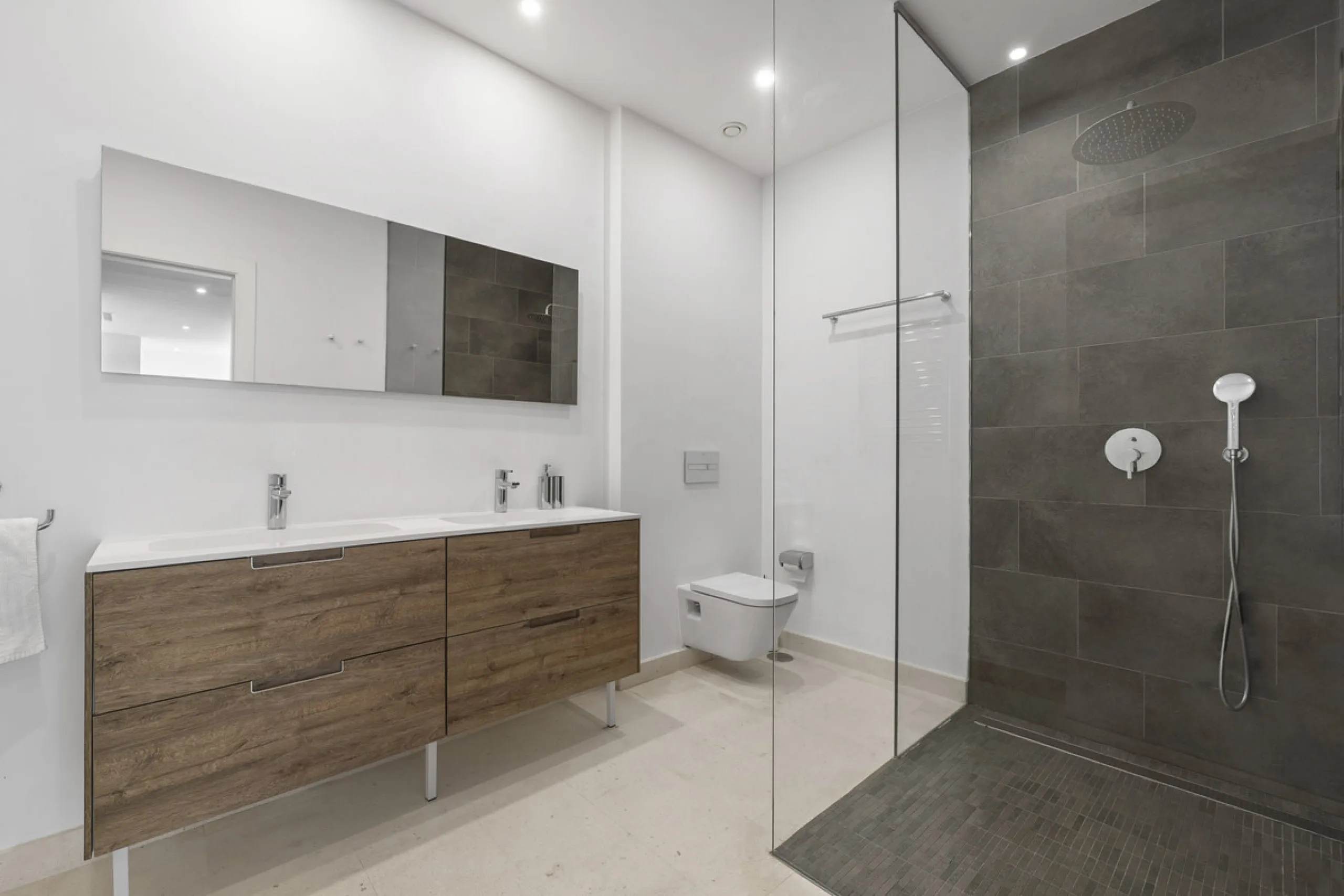 House - Semi-Detached House в продаже в Marbella, Málaga. В доме 5 спален и 5 ванных комнат. Площадь дома 310 м². Площадь участка 360 м²