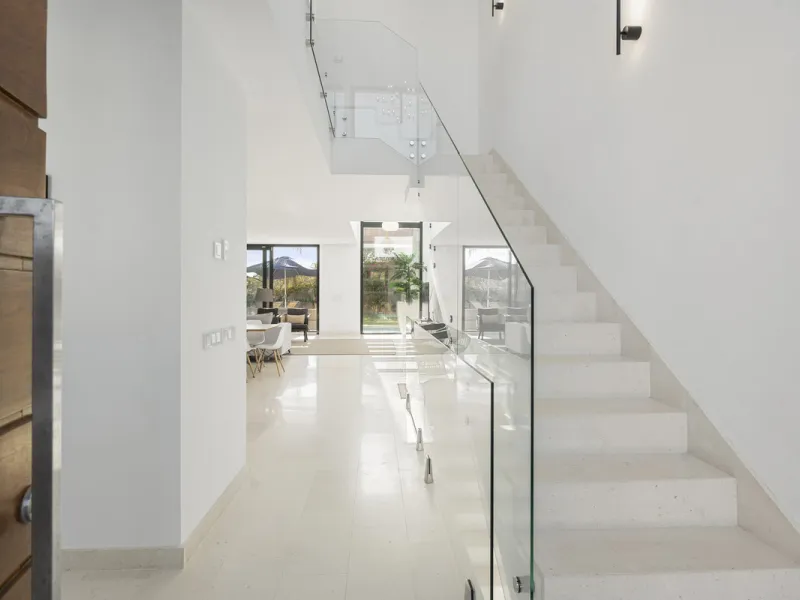 House - Semi-Detached House в продаже в Marbella, Málaga. В доме 5 спален и 5 ванных комнат. Площадь дома 310 м². Площадь участка 360 м²