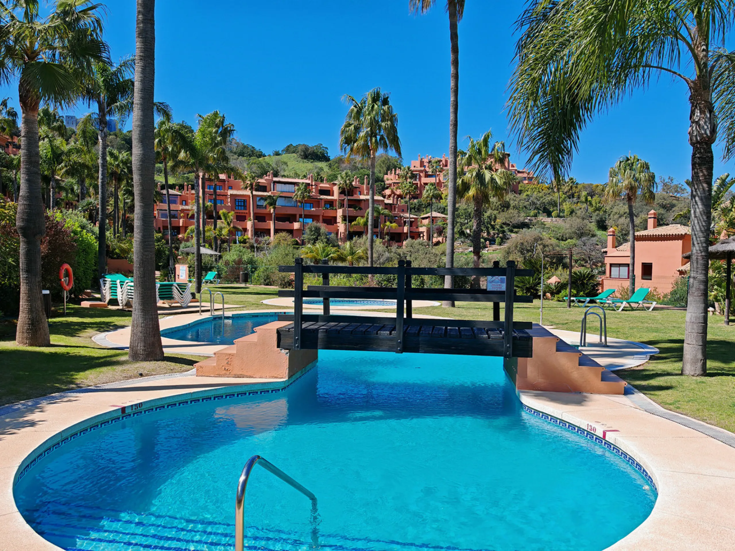 Apartment - Duplex в продаже в Marbella, Málaga. В доме 3 спален и 3 ванных комнат. Площадь дома 270 м²