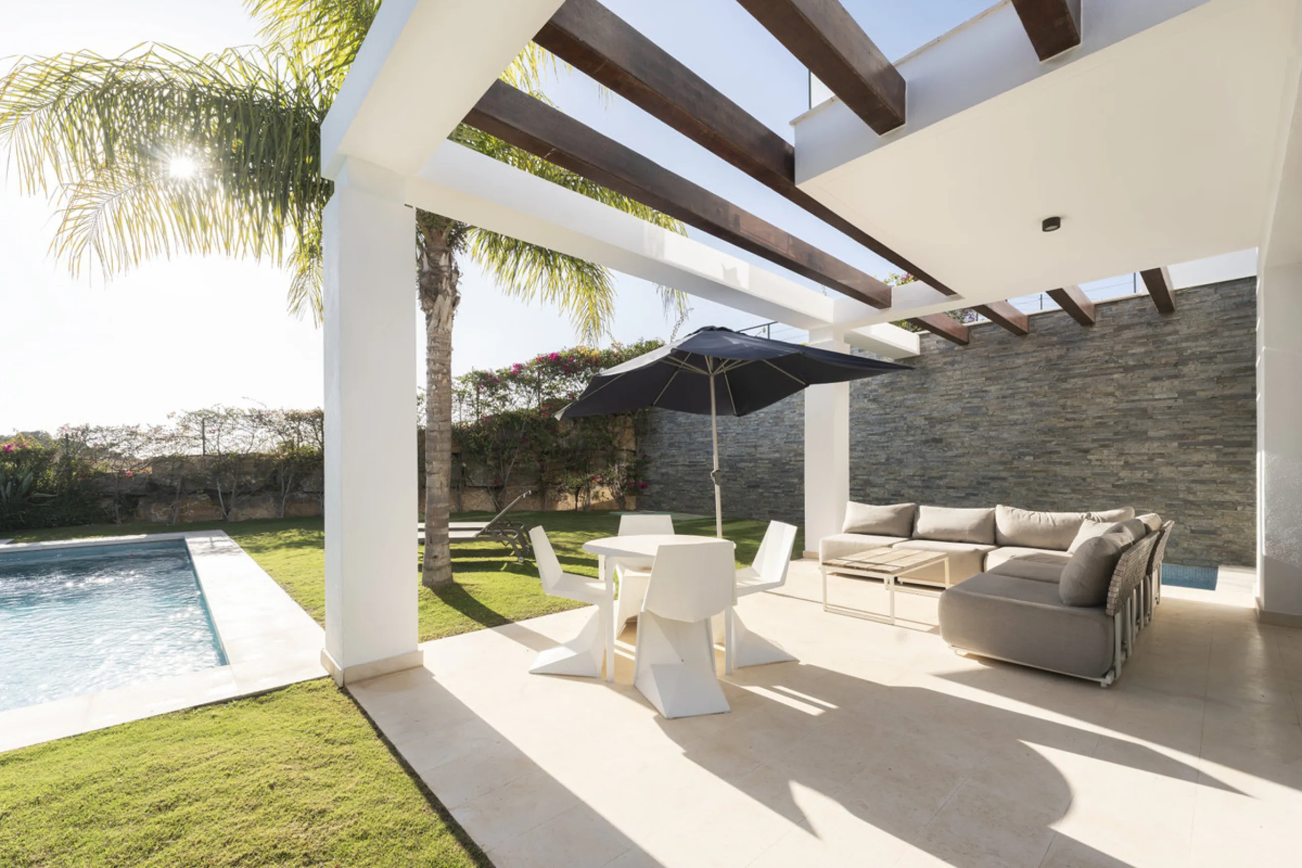 House - Semi-Detached House в продаже в Marbella, Málaga. В доме 5 спален и 5 ванных комнат. Площадь дома 310 м². Площадь участка 360 м²