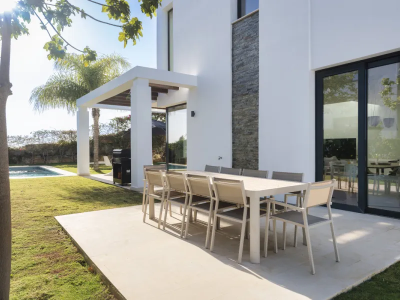 House - Semi-Detached House в продаже в Marbella, Málaga. В доме 5 спален и 5 ванных комнат. Площадь дома 310 м². Площадь участка 360 м²