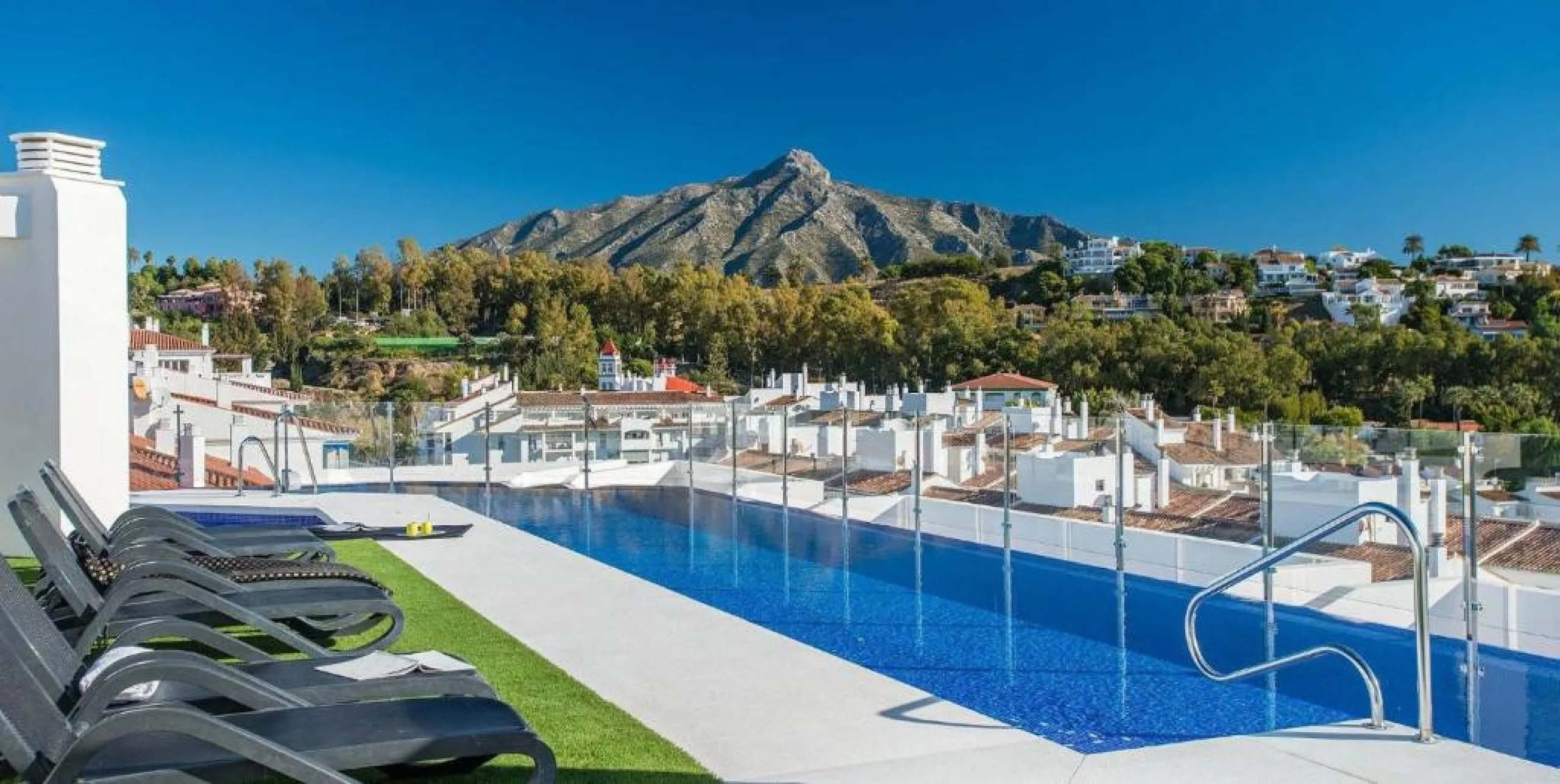 This refined apartment in Nueva Andalucía offers the perfect balance between comfort, style and convenience. Situated on the 6th floor, the property enjoys open sea and mountain views, enhancing the sense of space and light throughout the home. With 3 spa
