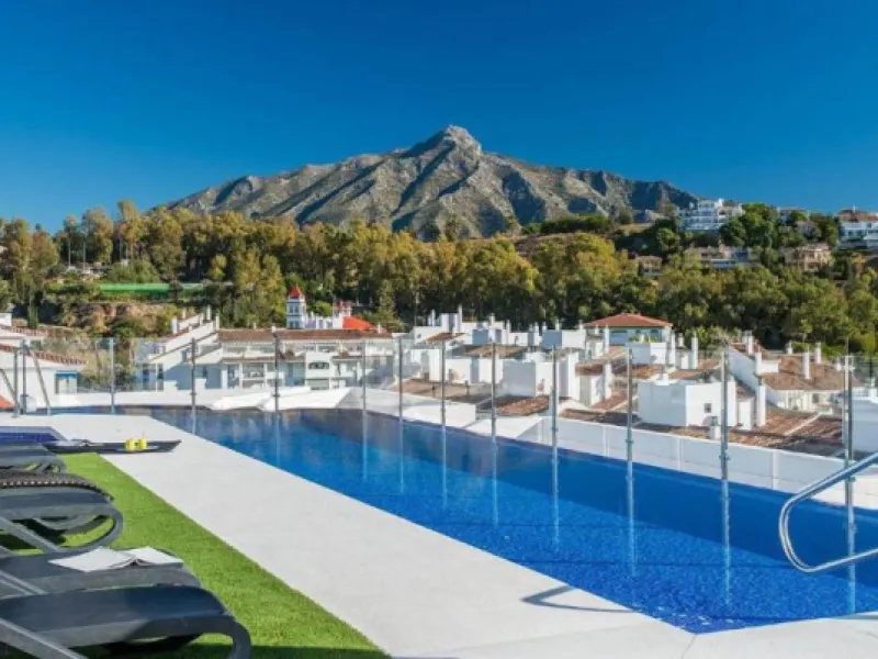 This refined apartment in Nueva Andalucía offers the perfect balance between comfort, style and convenience. Situated on the 6th floor, the property enjoys open sea and mountain views, enhancing the sense of space and light throughout the home. With 3 spa