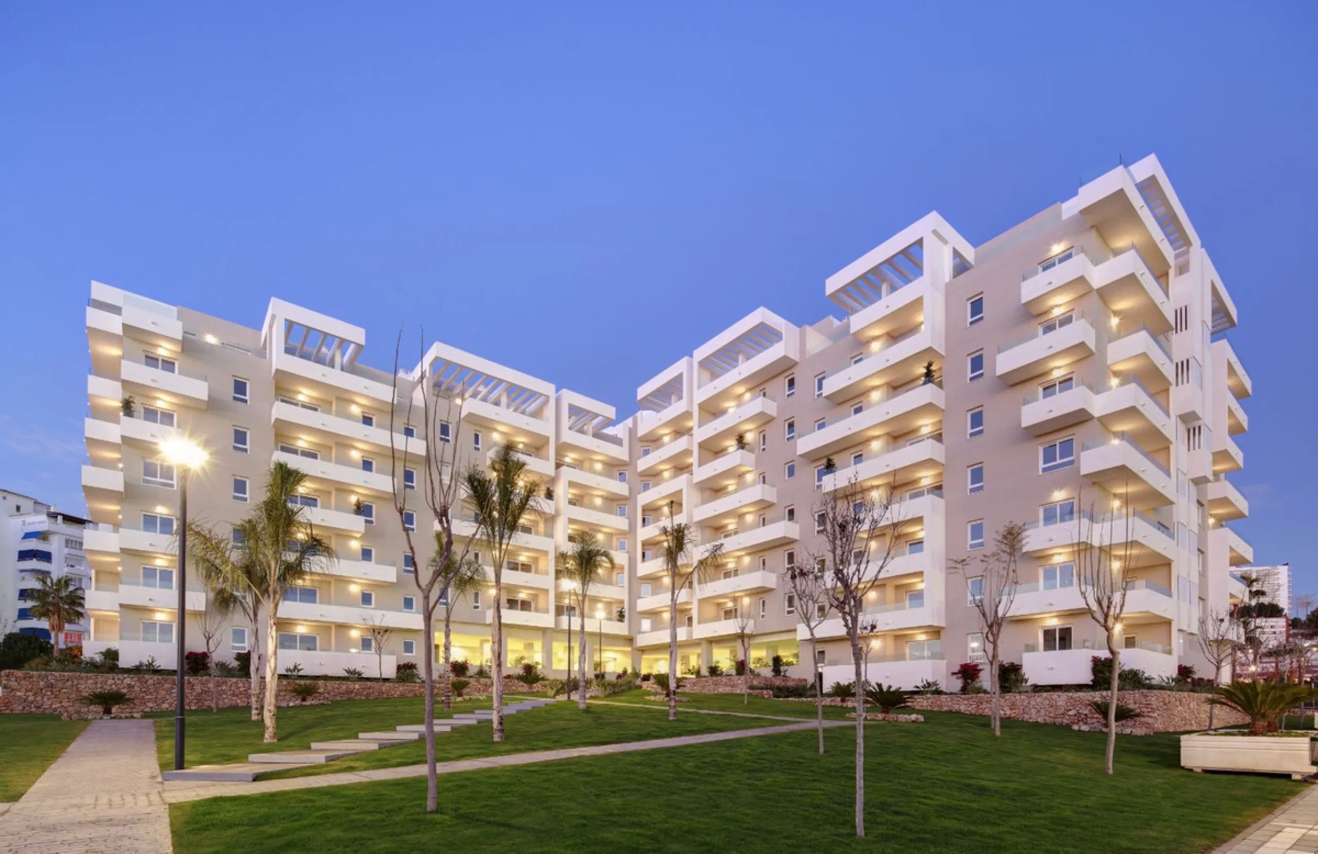 This refined apartment in Nueva Andalucía offers the perfect balance between comfort, style and convenience. Situated on the 6th floor, the property enjoys open sea and mountain views, enhancing the sense of space and light throughout the home. With 3 spa