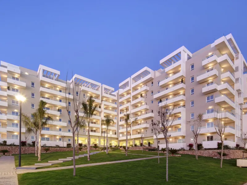 This refined apartment in Nueva Andalucía offers the perfect balance between comfort, style and convenience. Situated on the 6th floor, the property enjoys open sea and mountain views, enhancing the sense of space and light throughout the home. With 3 spa