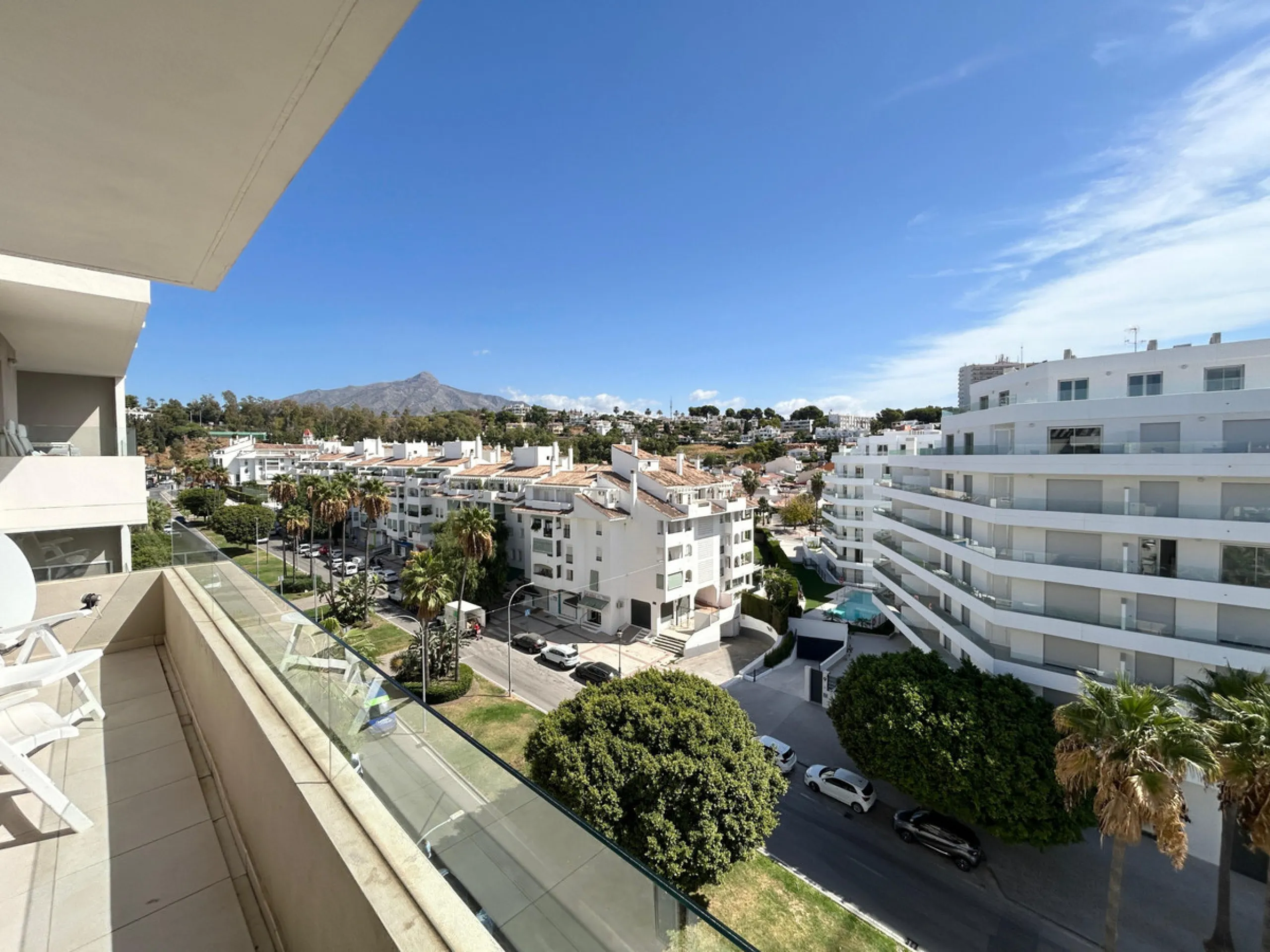 This refined apartment in Nueva Andalucía offers the perfect balance between comfort, style and convenience. Situated on the 6th floor, the property enjoys open sea and mountain views, enhancing the sense of space and light throughout the home. With 3 spa