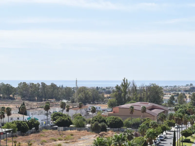 This refined apartment in Nueva Andalucía offers the perfect balance between comfort, style and convenience. Situated on the 6th floor, the property enjoys open sea and mountain views, enhancing the sense of space and light throughout the home. With 3 spa
