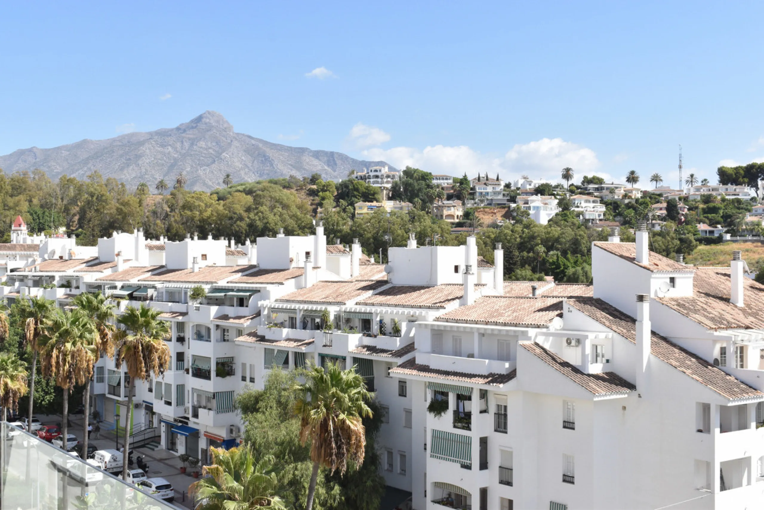 This refined apartment in Nueva Andalucía offers the perfect balance between comfort, style and convenience. Situated on the 6th floor, the property enjoys open sea and mountain views, enhancing the sense of space and light throughout the home. With 3 spa