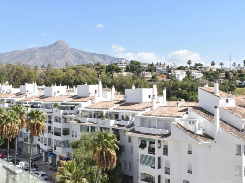 This refined apartment in Nueva Andalucía offers the perfect balance between comfort, style and convenience. Situated on the 6th floor, the property enjoys open sea and mountain views, enhancing the sense of space and light throughout the home. With 3 spa