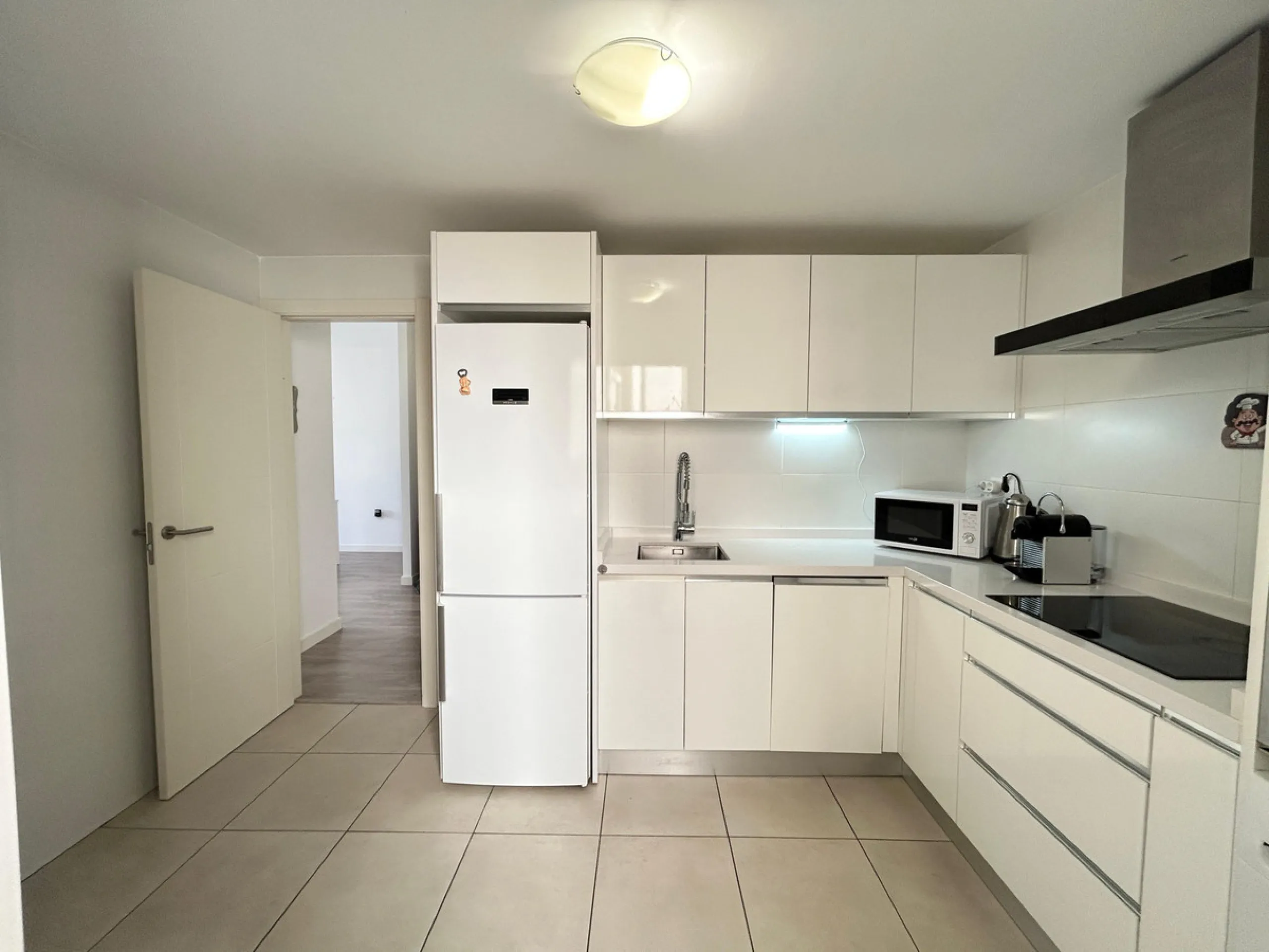This refined apartment in Nueva Andalucía offers the perfect balance between comfort, style and convenience. Situated on the 6th floor, the property enjoys open sea and mountain views, enhancing the sense of space and light throughout the home. With 3 spa