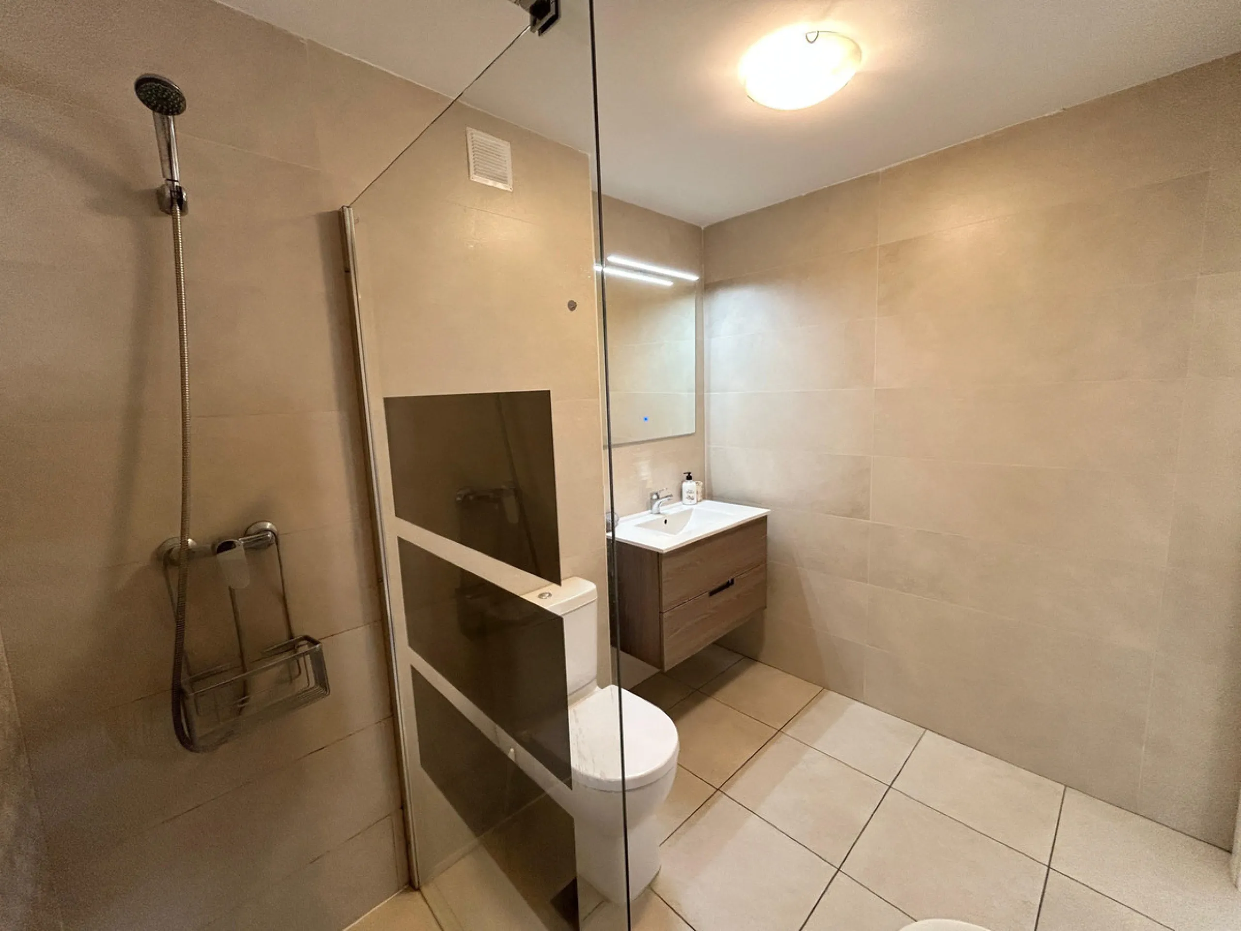 This refined apartment in Nueva Andalucía offers the perfect balance between comfort, style and convenience. Situated on the 6th floor, the property enjoys open sea and mountain views, enhancing the sense of space and light throughout the home. With 3 spa