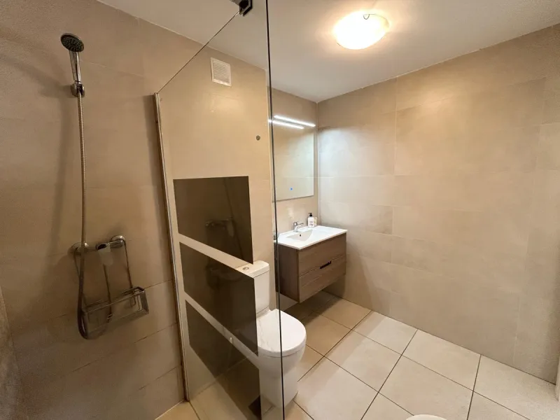 This refined apartment in Nueva Andalucía offers the perfect balance between comfort, style and convenience. Situated on the 6th floor, the property enjoys open sea and mountain views, enhancing the sense of space and light throughout the home. With 3 spa