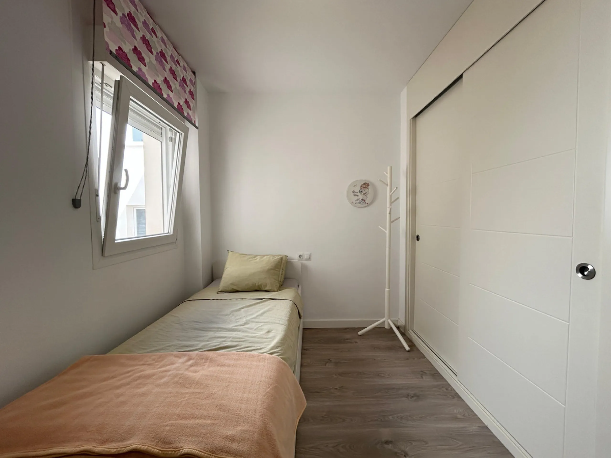This refined apartment in Nueva Andalucía offers the perfect balance between comfort, style and convenience. Situated on the 6th floor, the property enjoys open sea and mountain views, enhancing the sense of space and light throughout the home. With 3 spa