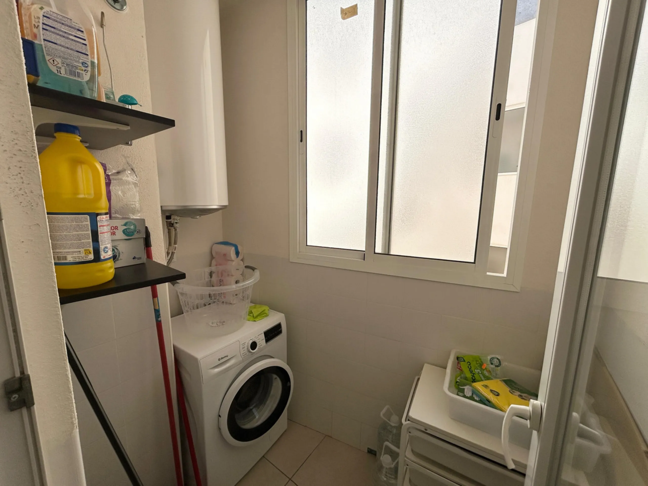 This refined apartment in Nueva Andalucía offers the perfect balance between comfort, style and convenience. Situated on the 6th floor, the property enjoys open sea and mountain views, enhancing the sense of space and light throughout the home. With 3 spa