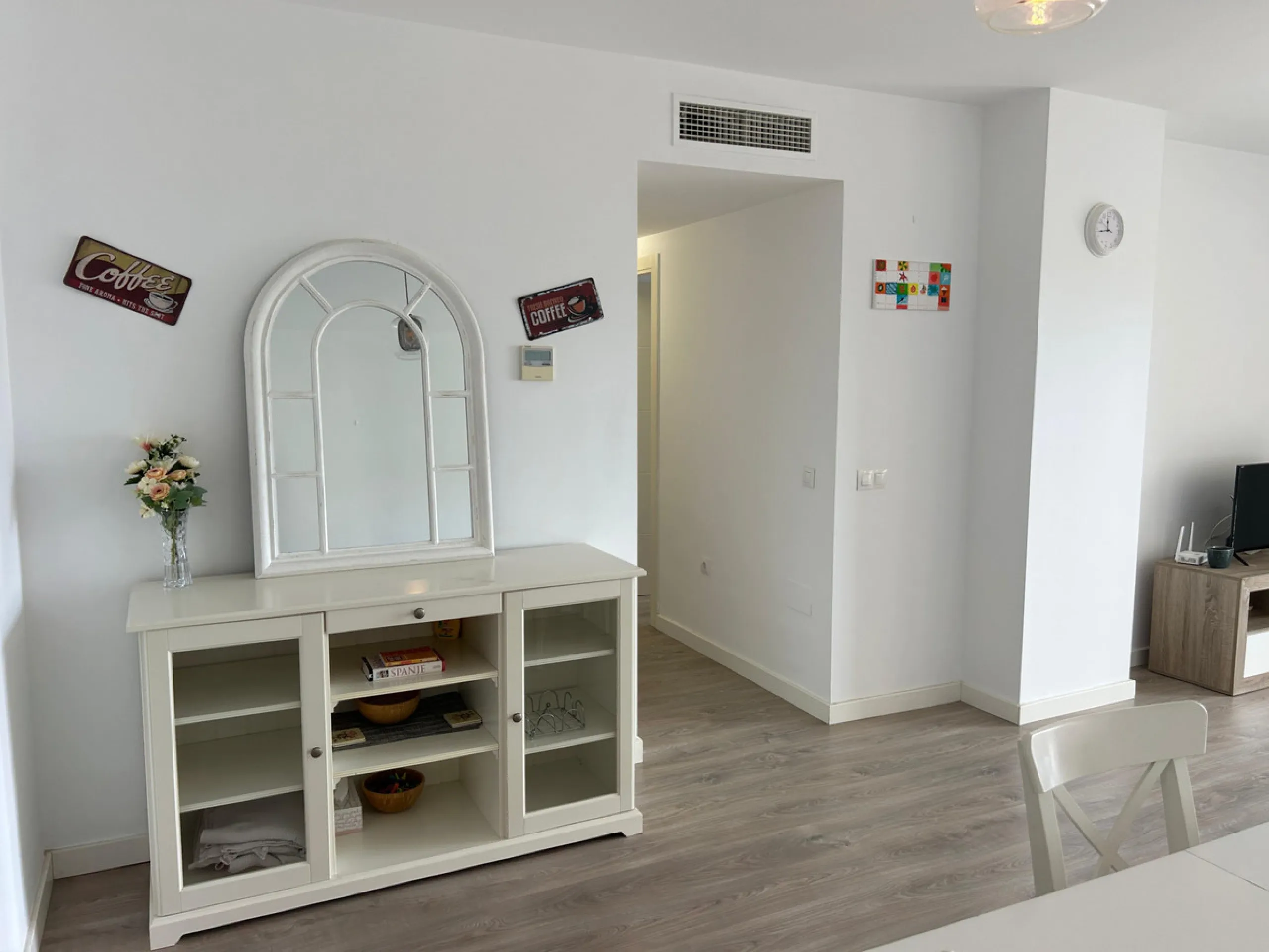 This refined apartment in Nueva Andalucía offers the perfect balance between comfort, style and convenience. Situated on the 6th floor, the property enjoys open sea and mountain views, enhancing the sense of space and light throughout the home. With 3 spa