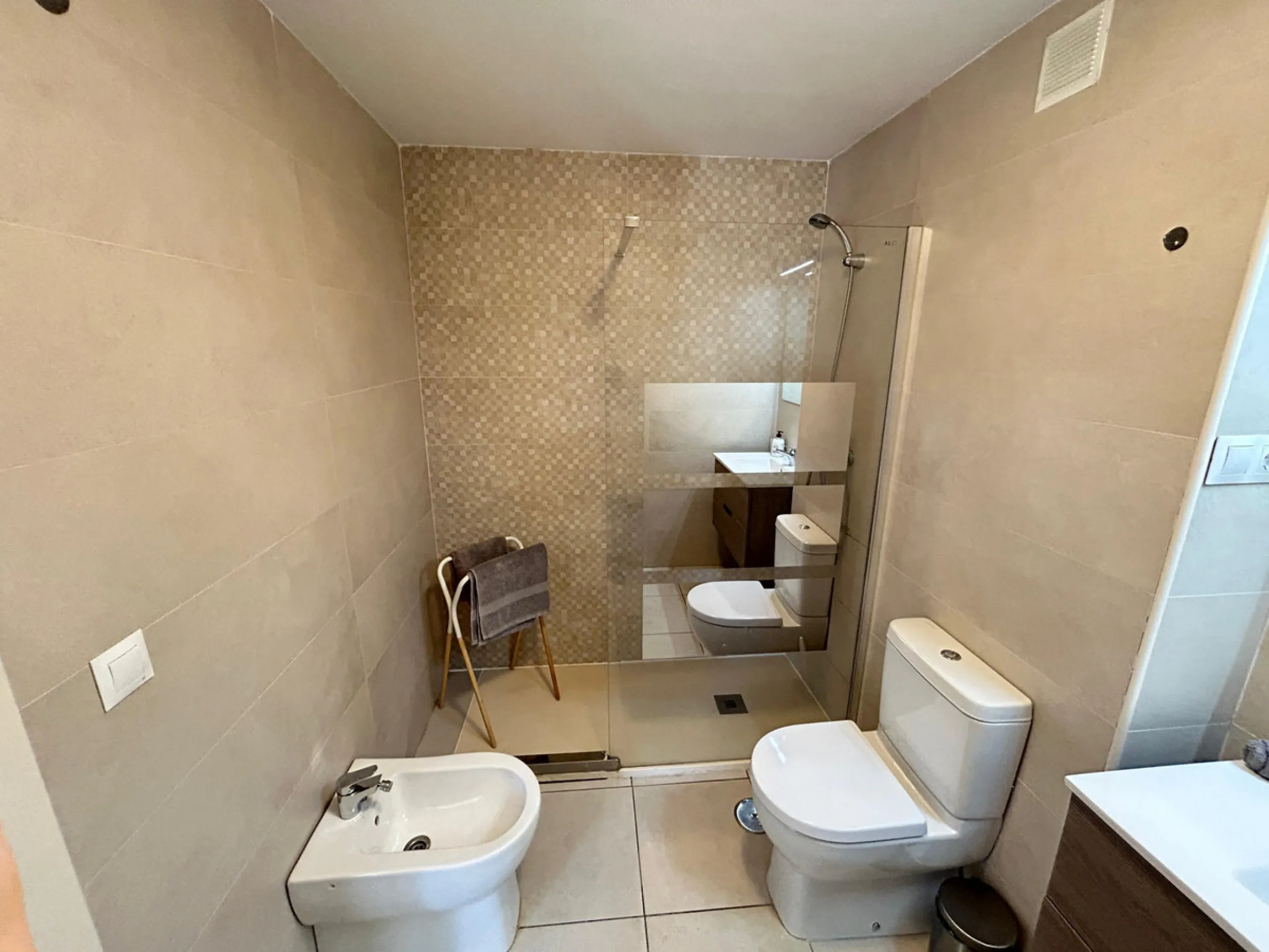 This refined apartment in Nueva Andalucía offers the perfect balance between comfort, style and convenience. Situated on the 6th floor, the property enjoys open sea and mountain views, enhancing the sense of space and light throughout the home. With 3 spa
