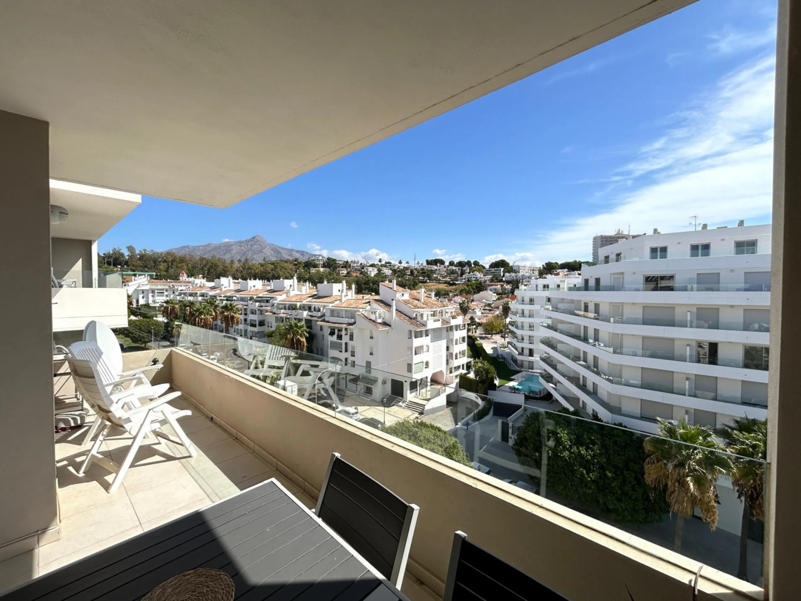This refined apartment in Nueva Andalucía offers the perfect balance between comfort, style and convenience. Situated on the 6th floor, the property enjoys open sea and mountain views, enhancing the sense of space and light throughout the home. With 3 spa