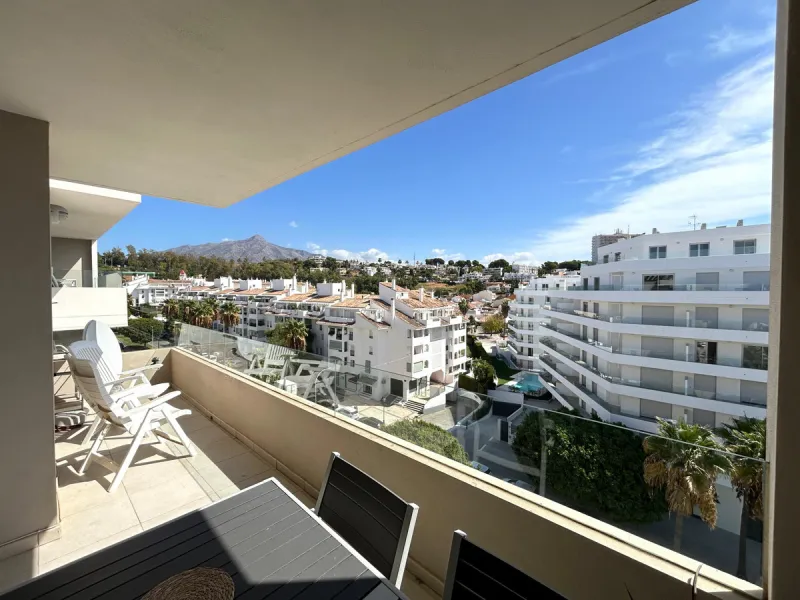 This refined apartment in Nueva Andalucía offers the perfect balance between comfort, style and convenience. Situated on the 6th floor, the property enjoys open sea and mountain views, enhancing the sense of space and light throughout the home. With 3 spa