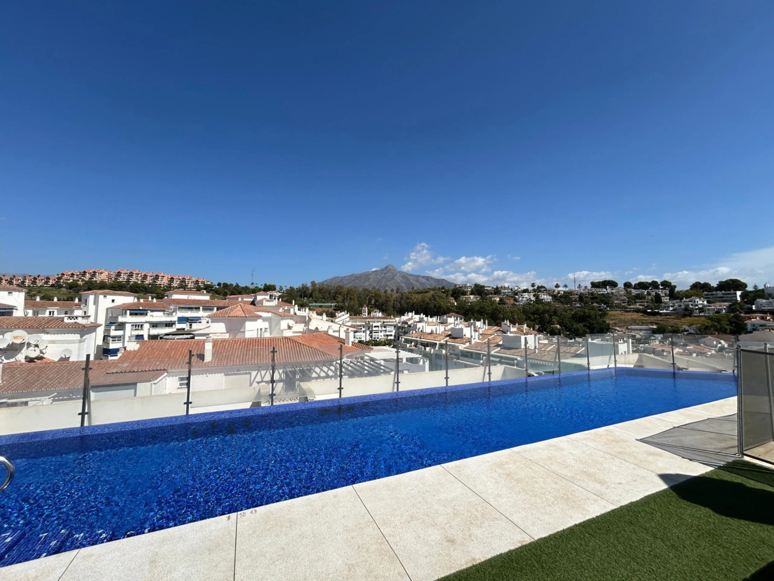 This refined apartment in Nueva Andalucía offers the perfect balance between comfort, style and convenience. Situated on the 6th floor, the property enjoys open sea and mountain views, enhancing the sense of space and light throughout the home. With 3 spa