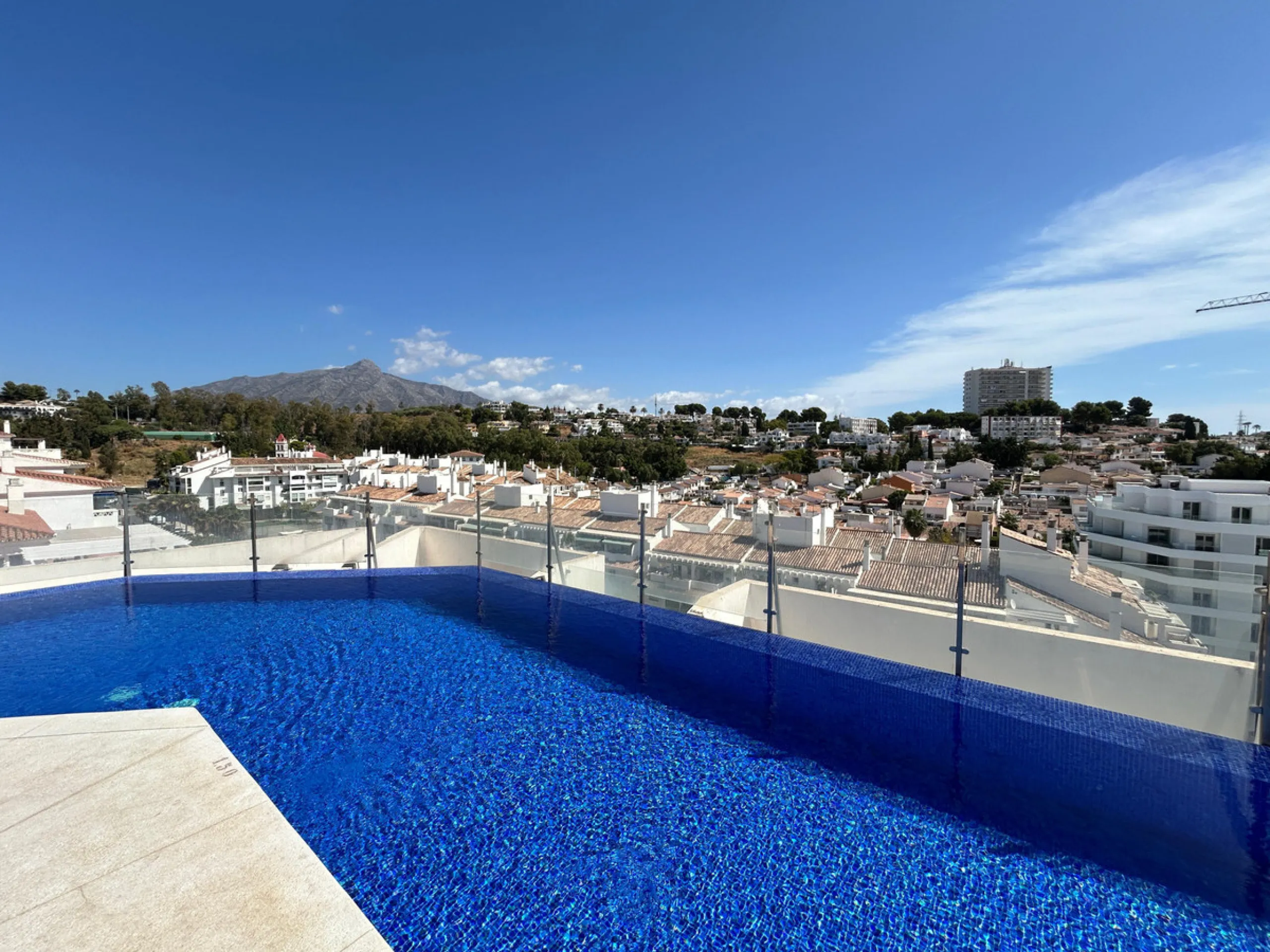 This refined apartment in Nueva Andalucía offers the perfect balance between comfort, style and convenience. Situated on the 6th floor, the property enjoys open sea and mountain views, enhancing the sense of space and light throughout the home. With 3 spa