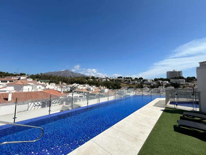 This refined apartment in Nueva Andalucía offers the perfect balance between comfort, style and convenience. Situated on the 6th floor, the property enjoys open sea and mountain views, enhancing the sense of space and light throughout the home. With 3 spa